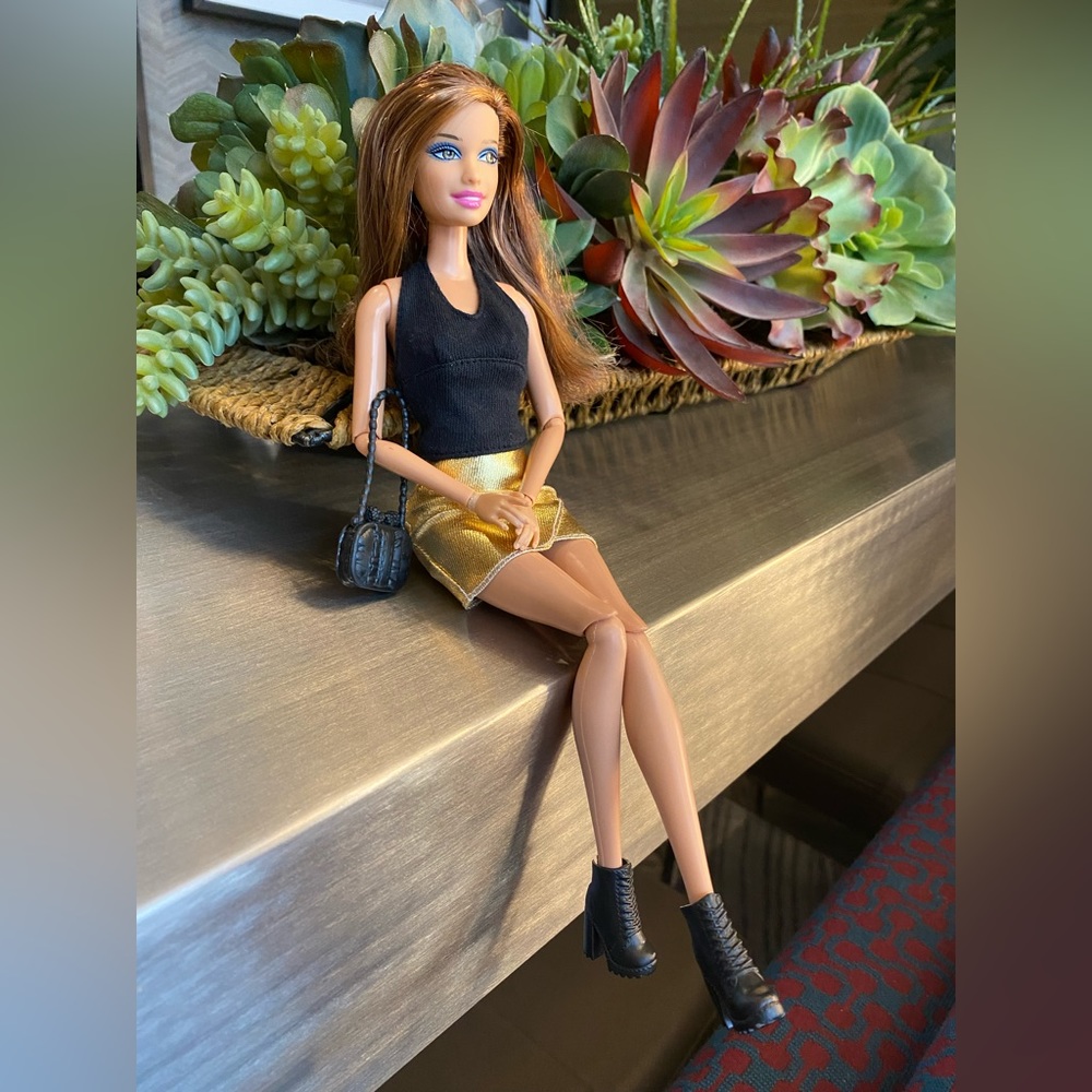 New Barbie Fashionistas - Teresa Doll - Picture 11 of 16